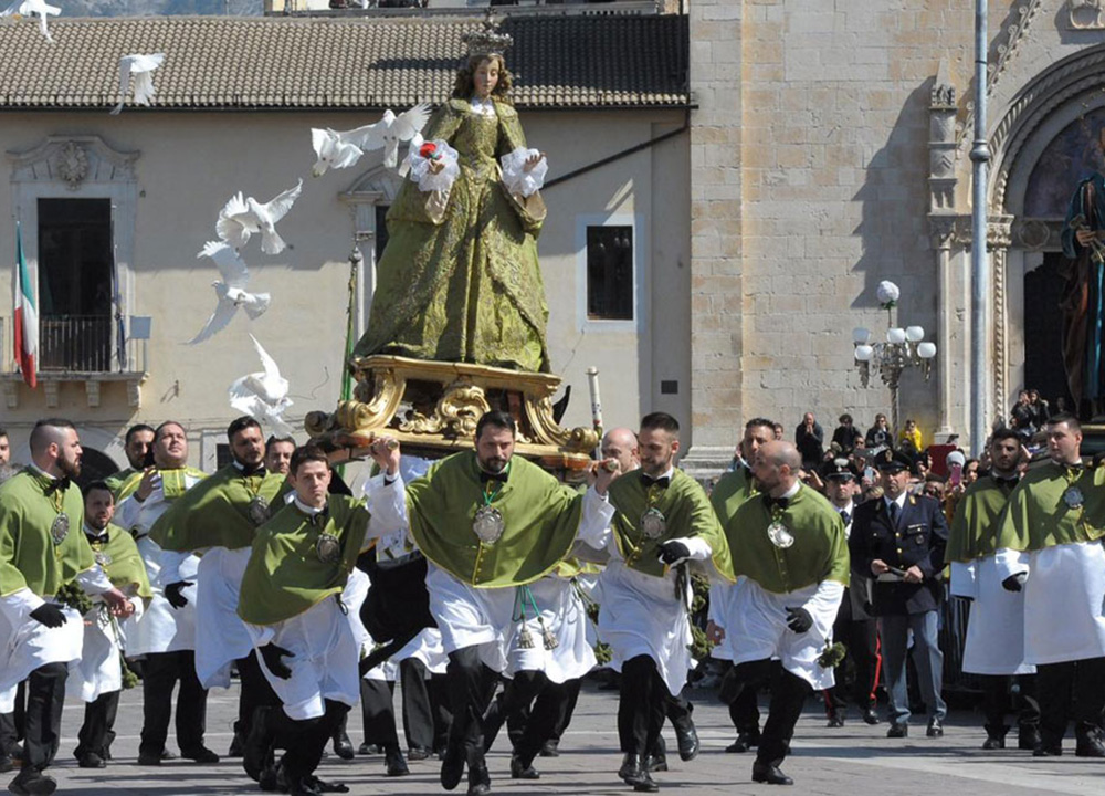 La Madonna Che Scappa In Piazza